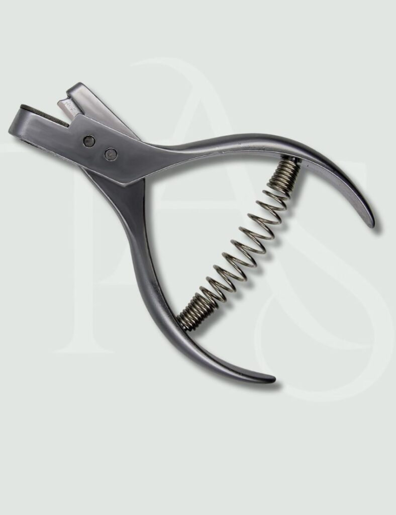 Pattern notcher tool for cutting notches in paper patterns